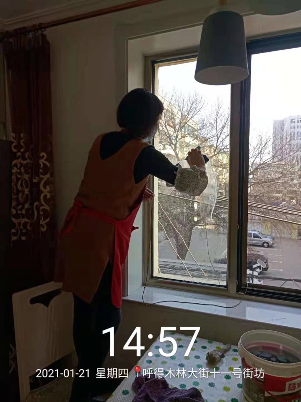 窓拭きの現場：高層住宅
